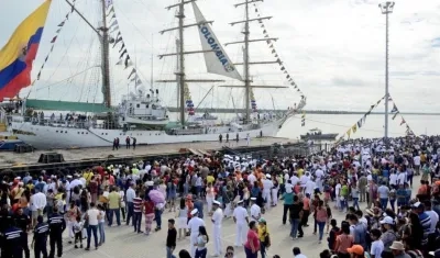 Miles de personas frente al Buque Gloria.