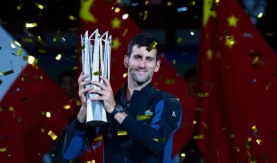 Novak Djokovic con el trofeo de campeón. 