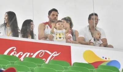 Sebastián Viera, observando el partido con su esposa e hijo.