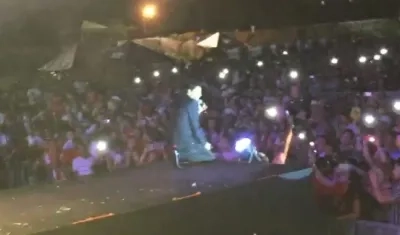 El merenguero Bonny Cepeda durante su presentación.