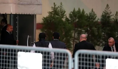 Miembros de la policía forense turca llegan al consulado saudí en Estambul (Turquía)