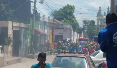 La comunidad se aglomeró alrededor del local donde se originó el incendio. 