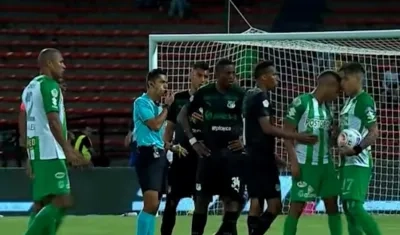 Momento de la agresión de Jeison Lucumí a Dayro Moreno.