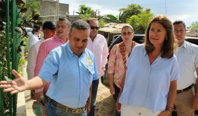 La Vicepresidenta MArta Lucía Ramírez con el Alcalde (e) Pedrito Pereira en el barrio Nelson Mandela.