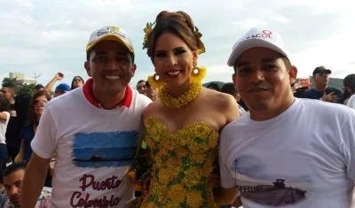 Pedro Lemus, Secretario Privado de la Gobernación; la Reina María Alejandra Maury, y el Alcalde de Puerto, Steimer Mantilla.