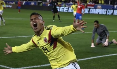 juan Camilo Hernández, celebrando el primero de los dos golles.