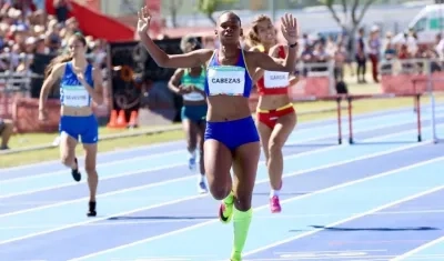 Valeria Cabezas se impone en la meta. 