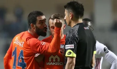 Arda Turan reclama agresivamente a un juez. 