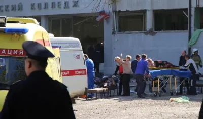 Personal de los servicios de emergencias asisten a varios heridos, después de que un estudiante atentase contra el instituto politécnico de la ciudad de Kerch.