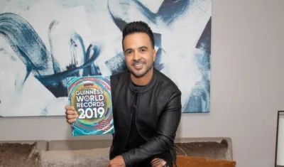 El cantautor puertorriqueño Luis Fonsi recibe sus siete récords Guinness por su canción "Despacito". 