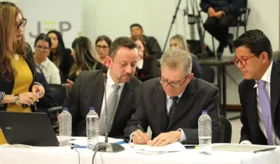 El general en retiro Mario Montoya firmando el acta.