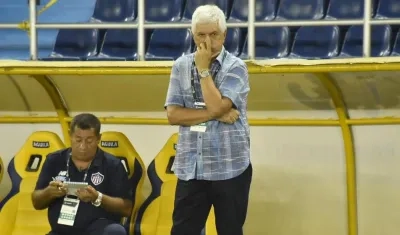 El DT Julio Comesaña y el asistente Alfredo Araujo, en pleno partido.