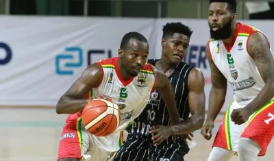 Xabier Roberson y Michael Sneed, las grandes figuras de los Titanes. 