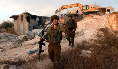 Autoridades israelíes derriban una vivienda palestina por parte de las autoridades israelíes en la localidad cisjordana de Yetta al sur de Hebrón.