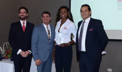 Caterine Ibargüen recibiendo el reconocimiento.