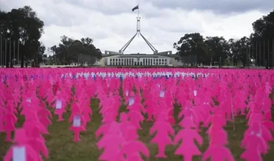 Vista general de algunas de las 6.000 siluetas de mujeres rosas que sirven de memorial sobre el cáncer de mama en las afueras de la Casa del Parlamento en Canberra (Australia). 