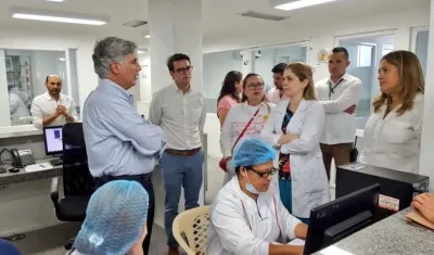 El ministro de Salud, Juan Pablo Uribe, junto a la secretaria de Salud de Barranquilla, Alma Solano.
