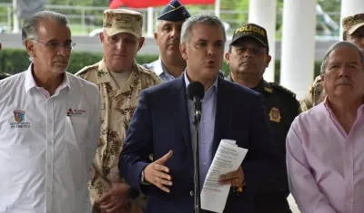 Presidente Iván Duque, lo acompañan el Gobernador del Atlántico y el Ministro de la Defensa.