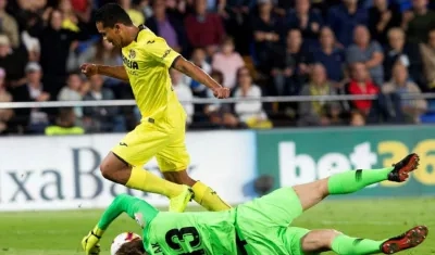 Carlos Bacca ante Jan Oblak. 