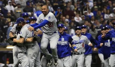 Jugadores de Los Ángeles Dogders celebrando.