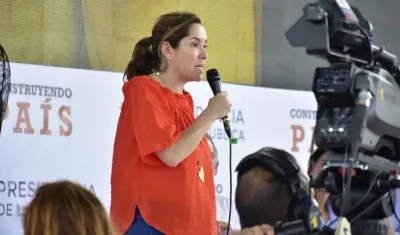 La Ministra María Fernanda Suárez, explicando el programa en Malambo.