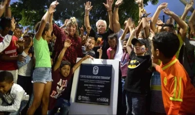 Los niños acompañando la inauguración del parque Terranova.