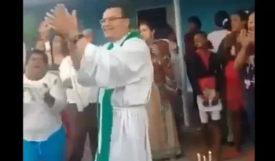 El padre Juan Carlos Mendoza. 