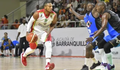 Acción de juego entre Titanes y Warriors. 