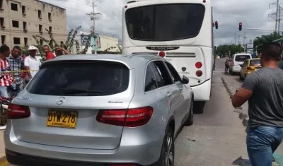 La camioneta Mercedes Benz chocó contra el bus de Transmetro.