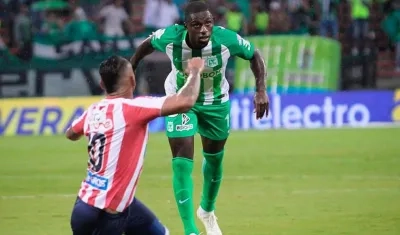 Jarlan Barrera disputando un balón.