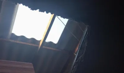 El hueco en el techo por donde ingresaron los delincuentes.