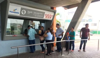 Barandas instaladas para organizar el acceso.