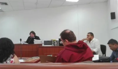 El proceso se relaciona con las decisiones proferidas por el Juez Rafael Uribe Henríquez.