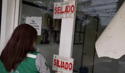 Personal de la alcaldía en el cierre de Esimed Sur Barranquilla.