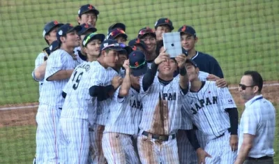 Jugadores de la Selección Japón posan selfie. 