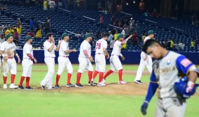 Mexicanos celebran al final del juego.