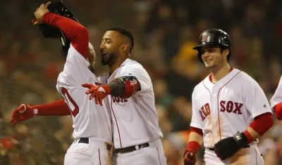 El dominicano Eduardo Núñez celebra el batazo definitivo que significó el triunfo.