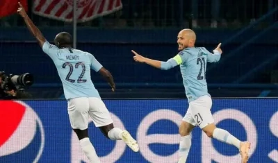 Benjamin Mendy celebrando uno de los goles con David Silva. 