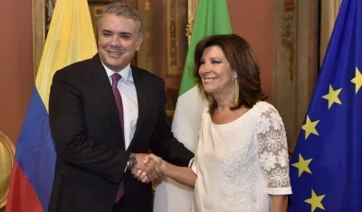 El Presidente Iván Duque saluda a la Presidenta del Senado italiano, María Elisabetta Alberti.