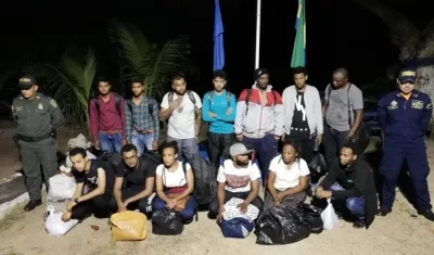 Inmigrantes rescatados por la Fuerza Aérea.