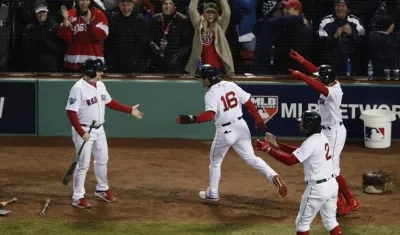 Andrew Benintendi, anotando la cuarta carrera del partido.