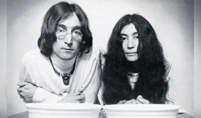 John Lennon y Yoko Ono.
