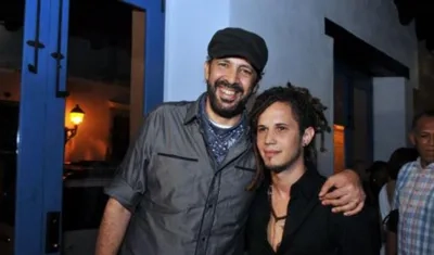 Vicente García junto al cantante dominicano Juan Luis Guerra.