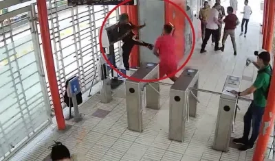 Imágenes de la riña de los dos venezolanos en la estación. 