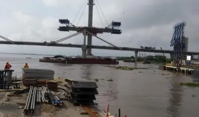 Las barcazas aparentemente estaban sin remolcador.