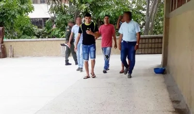 Algunos de los capturados de la banda cuando eran llevados a la sala de audiencia. 