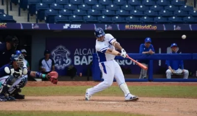 Uno de los jonrones del partido entre coreanos y taiwaneses.