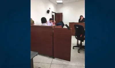 Al fondo el Juez Rafael Uribe Henríquez.