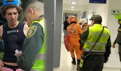 Momentos en que el joven es ingresado en la clínica. A la izquierda el abogado Miguel Martínez	