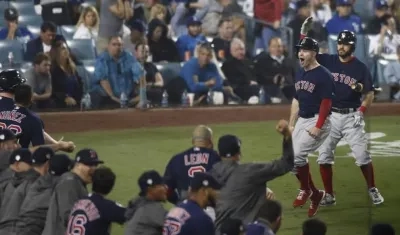 Brock Holt celebrando la remontada del partido tras jonrón conectado por Rafael Devers.